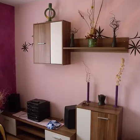 Apartment Balatonalmadi 1 度假居 *