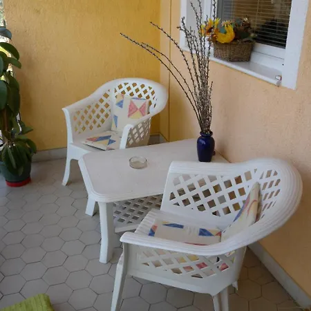 Apartment Balatonalmadi 1 度假居